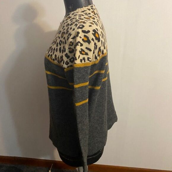 Beachlunchlounge Gray/Gold Leopard stripe pullover sweater, size M - Picture 2 of 5